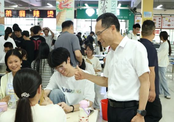 粽叶飘香迎端午 师生携手品民俗